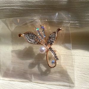 Floral Rhinestone pin Brooch in rose gold tone setting. New.